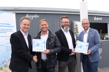 Umweltsenator Holger Matth&auml;us (l.) und Tourismusdirektor Matthias Fromm (r.) &uuml;berreichen die ersten beiden Plaketten als Zertifikat f&uuml;r den Einsatz biologisch abbaubaren Geschirrs am Strand an die Unternehmer Alexander Fritz (2.v.l.) und Claus Ruhe Madsen.