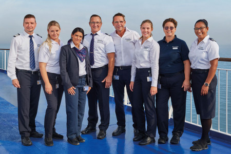 Frischer Look an Bord: Mit neuen Uniformen verbindet Scandlines maritimes Design, Komfort und einen starken Serviceauftritt.//Foto: Scandlines/ Patrick Kirkby