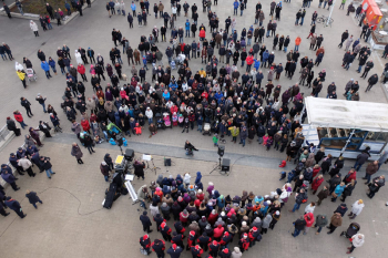 Hunderte große und kleine Zuschauer versammelten sich gestern Nachmittag zum Warnemünder Adventssingen vor dem Leuchtturm.