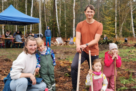 Ulrike Grasemann und Christian Isekeit mit den Kids Frido, Greta und Martha aus Potsdam machen schon zum zweiten Mal Urlaub im StrandResort Markgrafenheide und haben sich ganz bewusst zur Teilnahme an der heutige Pflanzaktion entschieden. Ulrike Grasemann und Christian Isekeit mit den Kids Frido, Greta und Martha aus Potsdam machen schon zum zweiten Mal Urlaub im StrandResort Markgrafenheide und haben sich ganz bewusst zur Teilnahme an der heutige Pflanzaktion entschieden.