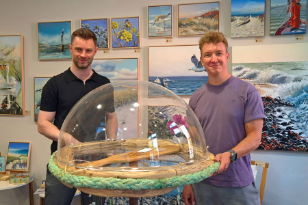 Mit vollem Engagement und kreativer Energie: Björn Hass und Videokünstler Stephan Pröber vor der „Müllqualle“ freuen sich auf die Jubiläumsfeier am 4. Oktober im Kunstatelier Warnemünde.