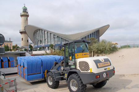 Die Strandoase Treichel verj&uuml;ngt den Bestand: 16 nagelneue Strandk&ouml;rbe, hergestellt bei der Fa. Eggers in M&ouml;lln, trafen heute Morgen in Warnem&uuml;nde ein. Zehn weitere folgen in der n&auml;chsten Woche.