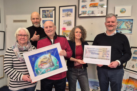 Warnemünde zeigt Herz: Charlotte Kaulich, Sebastian Stave und Wilhelm Meißner mit der ersteigerten Turmleuchten-Grafik sowie Madlen Grolle-Döhring und Mathias Stagat bei der Übergabe des symbolischen Spendenschecks für den Kinderhospizdienst OSKAR (v.l.). Warnemünde zeigt Herz: Charlotte Kaulich, Sebastian Stave und Wilhelm Meißner mit der ersteigerten Turmleuchten-Grafik sowie Madlen Grolle-Döhring und Mathias Stagat bei der Übergabe des symbolischen Spendenschecks für den Kinderhospizdienst OSKAR (v.l.).