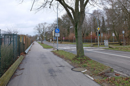 Radfahrer, aus Richtung Westen nach Warnemünde kommend, dürfen den Fußweg parallel zur Doberaner Landstraße wieder nutzen - die Beschilderung wurde ausgetauscht.
