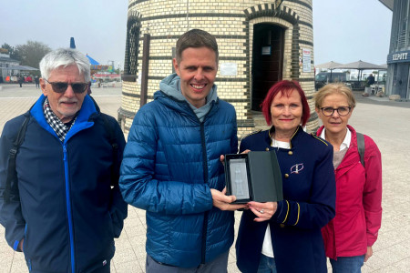 Zu Besuch in Warnemünde und auf dem Leuchtturm (v.l.): Max Hunziker, Michael Hunziker mit Schatzmeisterin Inge Morenz und Brigitte Hunziker//Foto: Maria Pistor