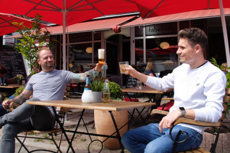 Michael Brügmann (l.) und Jan Krugmann haben ihren Antrag zur Erweiterung der Außengastronomie bereits gestellt und machen vor ihrem Restaurant „Fabelhaft“ Probesitzen. 