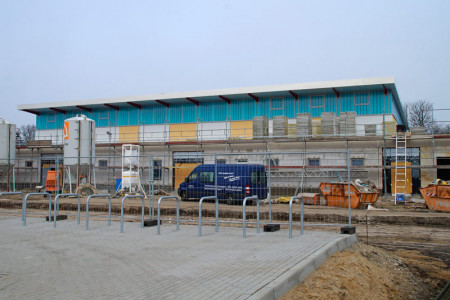 Die Fassader der neuen Warnemünder Sporthalle erstrahlt in satten Farben und symbolisiert Strandnähe.