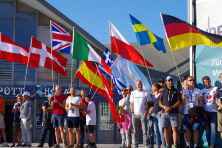 Auch die Segler kommen auf die B&uuml;hne, wie die A-Cat Segler bei der Er&ouml;ffnung ihrer Europameisterschaft.