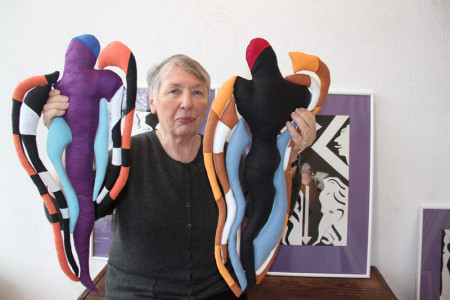 Helga Borisch liebt Stoffe. Ihre marionettenhaften Flachfiguren stehen untere dem Einfluss von Picasso.