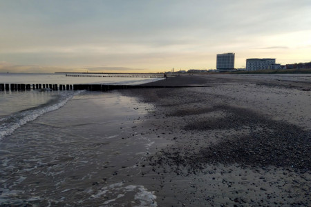 Fast menschenleer ist der Warnemünder Strand bei Sonnenaufgang//Foto: RikeM