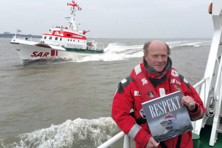 Der renommierte Seefotograf Peter Neumann präsentiert seinen Seenotretter-Bildband "Respekt".