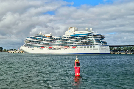 Das neue Kreuzfahrtschiff „Vista“ der amerikanischen Reederei Oceania Cruises feiert heute seine Warnemünde-Premiere und bleibt noch bis morgen. Am 4. Juli gegen 22 Uhr nimmt es Kurs auf Bornholm. 