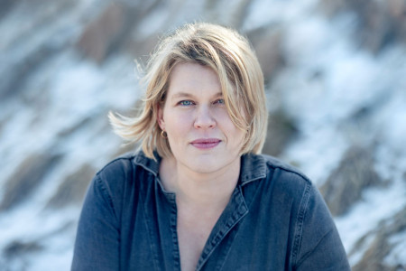 Die Autorin Berit Glanz entführt das Publikum im Dock Inn Warnemünde mit ihrem Islandroman „Unter weitem Himmel“ auf eine literarische Reise in den hohen Norden.//Foto: Cat Gundry Beck 