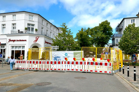 Wegen der aktuellen Bauarbeiten in Warnemünde wird die Buslinie 37 weiterhin umgeleitet. Die Haltestelle Kirchenplatz entfällt. In der Heinrich-Heine-Straße wurde eine Ersatzhaltestelle eingerichtet.