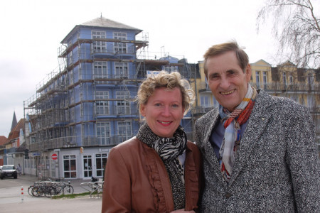 Ines und Manfred Wozniak betreiben das Residenz-Strandhotel in Warnemünde seit 2005. Ab sofort präsentiert sich die Fassade in einem maritimen Blauton.