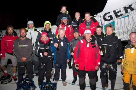 Die stolzen Segler des „first ship home“ „Glashäger“ kurz nach ihrem Zieleinlauf nach mehr als 31 Stunden.