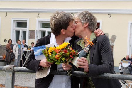 Schon im April hatten sich Kathrin Plaschke und Daniela Janussek für die Zeremonie einer eingetragenen Lebenspartnerschaft in Warnemünde angemeldet. Daran, dass es die "Ehe für alle" geben würde, mochten sie zu dem Zeitpunkt nicht glauben.