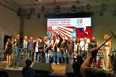 Am Sonnabend, 14. September um 20.00 Uhr, ist im Kurhaus Warnemünde die rockmusikalische Bühneninszenierung „Rost(R)ock Suite II – Woodstock ist überall“ zu erleben. Mit dabei sind viele regionale Künstler.