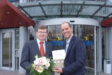 Dietmar Karl (re.), Hoteldirektor des Strand-Hotels Hübner freut sich über die Dehoga-Klassifizierung.