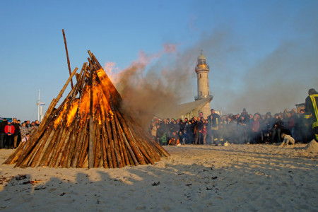Warnemünde freut sich auf das bevorstehende Osterfest und viele Gäste. Höhepunkt ist am Sonnabend, den 26. März, das große Osterfeuer am Strand.