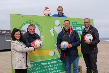 Wir treffen uns am AOK Active Beach Warnemünde: Constanze Dopp (AOK), Cheftrainer „Zacher“, Hannes Knüppel, Matthias Auth und Matthias Fromm.