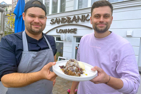 Alexander Jecho (l.) und Bastian Opitz vor der Sandbank-Lounge. Zu ihren vorweihnachtlichen Kreationen gehört Ente auf Stulle mit Parmesanschaum.//Foto: Maria Pistor Alexander Jecho (l.) und Bastian Opitz vor der Sandbank-Lounge. Zu ihren vorweihnachtlichen Kreationen gehört Ente auf Stulle mit Parmesanschaum.//Foto: Maria Pistor