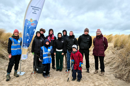 Seit mehr als zehn Jahren ruft der EUCC-D nach Silvester zum Aufräumen am Warnemünder Strand auf. EUCC-D-Vorsitzende Nardine Stybel (l.) packte auch in diesem Jahr selbst mit an – und brachte gleich sechs Familienmitglieder mit zur gemeinsamen Müllsammlung. Seit mehr als zehn Jahren ruft der EUCC-D nach Silvester zum Aufräumen am Warnemünder Strand auf. EUCC-D-Vorsitzende Nardine Stybel (l.) packte auch in diesem Jahr selbst mit an – und brachte gleich sechs Familienmitglieder mit zur gemeinsamen Müllsammlung.