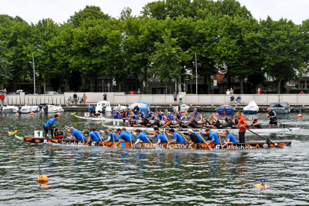 Über zwei Tage bot das Drachenbootfestival Action auf dem Alten Strom.//Foto: Katrin Heidemann