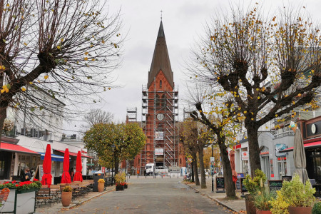 Der Warnemünder Kirchturm ist eingerüstet. Hintergrund ist, dass die Mobilfunkantennen vom Kirchendach ins Innere ziehen. Der Warnemünder Kirchturm ist eingerüstet. Hintergrund ist, dass die Mobilfunkantennen vom Kirchendach ins Innere ziehen.