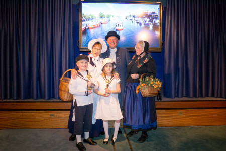 Premierengäste im Neptun: Fiete & Lou, umarmt vom Warnemünder Original Mariken und flaniert von Klaus Kleinke sowie Karin Scarbarth von der Trachtengruppe.