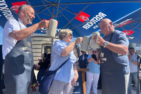 „Ein Fass frei auf den Mai!“ Der traditionelle Fassbieranstich ist geglückt, Tourismusdirektor Matthias Fromm, die Vorsitzende des Warnemünde Vereins, Astrid Voß und der erste Braumeister der Hanseatischen Brauerei Rostock, Holger Köpcke, (v.l.) prosten sich zu.//Foto: Maria Pistor