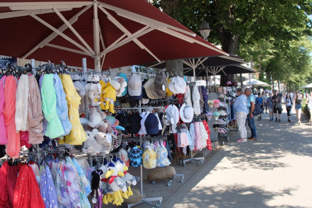 Mecklenburg-Vorpommerns Wirtschaftsminister Wolfgang Blank kündigte an, die Bäderregelung deutlich auszuweiten und flexibler gestalten zu wollen. Danach dürften die Geschäfte auch in Warnemünde sonntags bereits ab dem 15. März öffnen. Mecklenburg-Vorpommerns Wirtschaftsminister Wolfgang Blank kündigte an, die Bäderregelung deutlich auszuweiten und flexibler gestalten zu wollen. Danach dürften die Geschäfte auch in Warnemünde sonntags bereits ab dem 15. März öffnen.