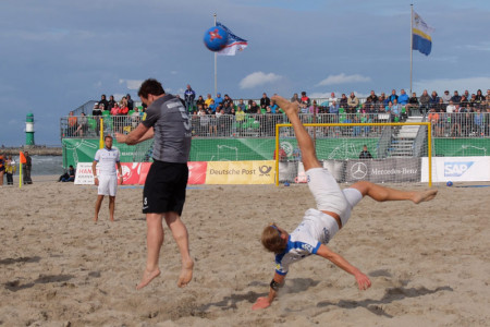 Action pur am Strand von Warnemünde: Spannende, kurzweilige Beachsoccer-Begegnungen sind bei der Deutschen DFB Beachsoccer-Meisterschaft und beim vierten Spieltag der Euro Beach Soccer League garantiert.