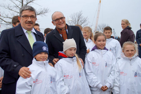 Sportminister Lorenz Caffier (li.) und Ministerpräsident Erwin Sellering begrüßen die Nachwuchssegler des Rostocker Regatta Vereins.