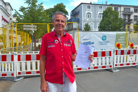 Hat einen Etappensieg errungen: Michael Paasch hält den Beschluss zum Baustopp des Verwaltungsgerichts Schwerin in den Händen.