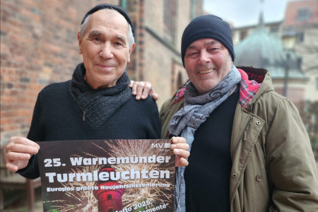 Der ehemalige City-Geiger Georgi „Joro“ Gogow (l.) hier mit dem Turmleuchten-Macher Torsten Sitte. Beide kennen sich schon viele Jahre.//Foto: Hanse Event
