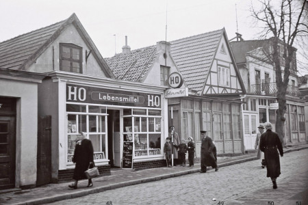Der alte HO-Lebensmittelladen in der Alexandrinenstraße im Jahr 1956. Foto: Heimatmuseum Warnemünde