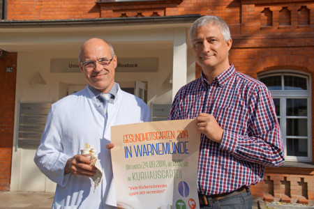 Prof. Dr. Wolfram Mittelmeier (li.) und Rene Portwich laden zum Gesundheitsgarten 2014 in den Kurhausgarten Warnemünde. 