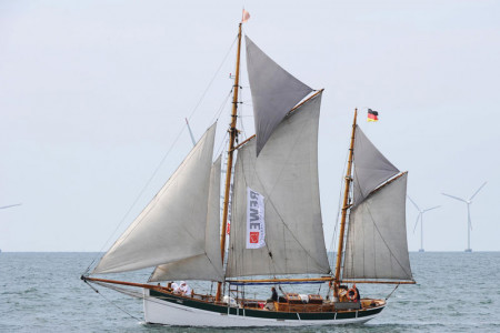 Ein regelmäßiger Teilnehmer an der Hanse Sail und der Haikutter-Regatta ist der Haikutter "Alexa".
