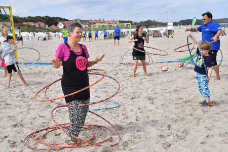 Kerstin Pfletscher (vorn) von Dancing-Hoops begeistert die Teilnehmer f&uuml;r die hohe Kunst des Hula Hoop. Foto: Joachim Kloock