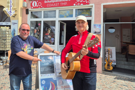 Freuen sich auf die 21. Auflage des Warnemünder-Woche-Klassikers „Rauch auf dem Wasser“ am 10. Juli im Kurhausgarten: Musikexperte und Autor „Doc“ Andreas Buhse, alias Michael Terpitz (l.), und Bad Penny Frontmann Ola Van Sander.