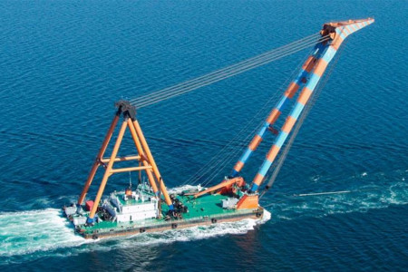 Mit diesem gigantischen Schwimmkran „Hebo Lift 9“ sollen die beiden im Rostocker Hafenbecken B versunkenen Mobilkräne bis Ende Februar geborgen werden.  