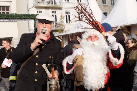 "Platz da, hier kommt der Weihnachtsmann", ruft Latüchtenwärter Klaus Lass, der den Weißbärtigen zur Eröffnung des Weihnachts- und Neujahrsmarkts auf dem Kirchenplatz begleitet.