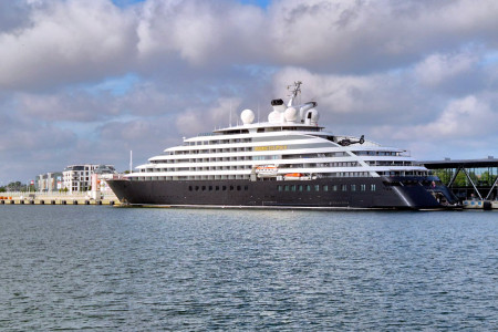 Die "Scenic Eclipse II" liegt an Liegeplatz 8 im Kreuzfahrthafen Warnem&uuml;nde.