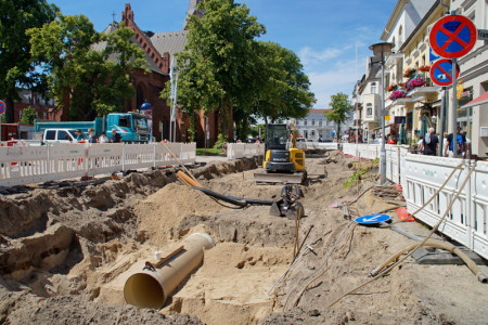 Die Bauarbeiten am Warnemünder Kirchenplatz gehen gut voran.