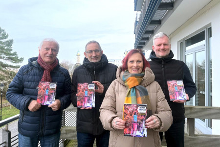 Ein starkes Quartett für Warnemünde (v.l.): die bisherigen Verleger Achim Schade & Matthias Redieck sowie Inge Morenz und Mathias Stagat vom Leuchtturmverein.