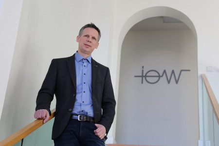 Am 1. März 2023 tritt Prof. Oliver Zielinski, Experte für Umweltphysik aquatischer Ökosysteme und intelligente Technologien, sein Amt als neuer Direktor des Leibniz-Instituts für Ostseeforschung Warnemünde (IOW) an. Zugleich übernimmt er die Professur für Erdsystemforschung der Universität Rostock in der Profillinie Maritime Systeme. Am 1. März 2023 tritt Prof. Oliver Zielinski, Experte für Umweltphysik aquatischer Ökosysteme und intelligente Technologien, sein Amt als neuer Direktor des Leibniz-Instituts für Ostseeforschung Warnemünde (IOW) an. Zugleich übernimmt er die Professur für Erdsystemforschung der Universität Rostock in der Profillinie Maritime Systeme.