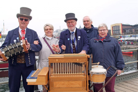 Ohne sie geht beim Stromerwachen gar nichts: Astrid Vo&szlig; (2.v.l.), Hansi Richert (2.v.r.) und Inge Regenthal vom Warnem&uuml;nde Verein, &uuml;berst&uuml;tzt durch das Duo Voss & Haas, alias Hartmut Vo&szlig; (l.) und Klaus Dieter Haase. 