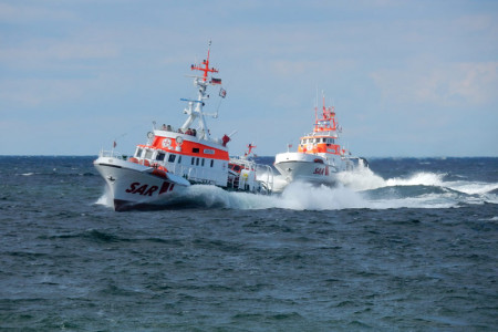 Groß angelegte Suche: Besatzungsmitglied einer Fähre wird von dänischem Hubschrauber aus der Ostsee gerettet Seenotrettungskreuzer "Arkona" und "Theo Fischer" im Einsatz.