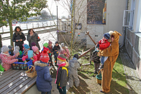 Etwa 70 Kinder versammelten sich für der Alten Warnemünder Vogtei, um den Osterbaum zu schmücken.